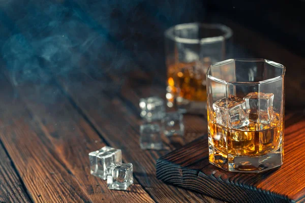 Whisky im Glas mit Eis — Stockfoto