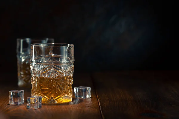 Whisky im Glas mit Eis — Stockfoto