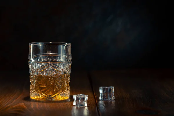 Whisky im Glas mit Eis — Stockfoto