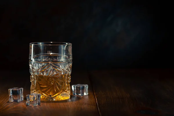 Whiskey in glas met ijs — Stockfoto