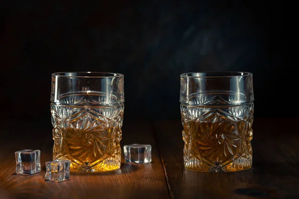 Whisky em vidro com gelo — Fotografia de Stock