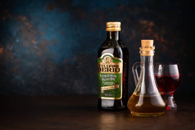 Zeytinyağı Filippo Berio şişesi ahşap masada.