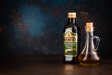 Zeytinyağı Filippo Berio şişesi ahşap masada.