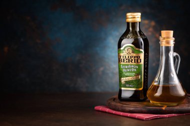 Zeytinyağı Filippo Berio şişesi ahşap masada.
