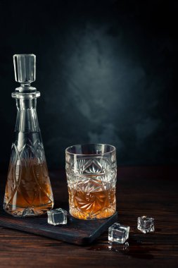 viski bardağına buz ile