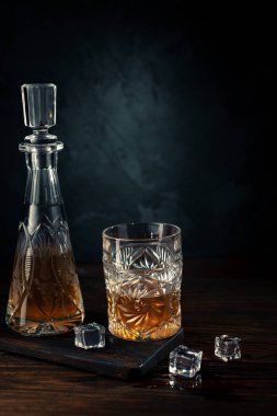 viski bardağına buz ile