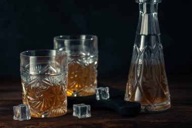 viski bardağına buz ile