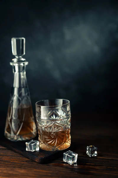 Whiskey en vaso con hielo — Foto de Stock