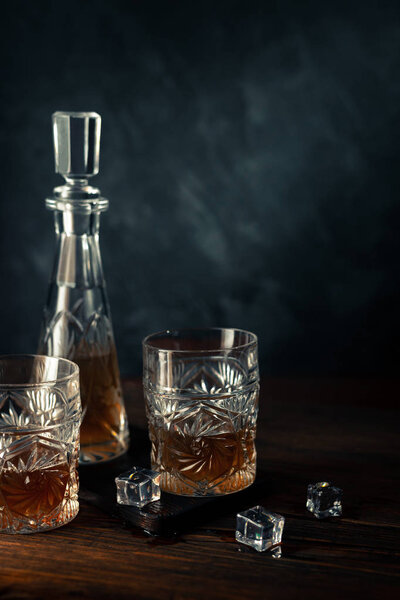 виски в стакане со льдом
