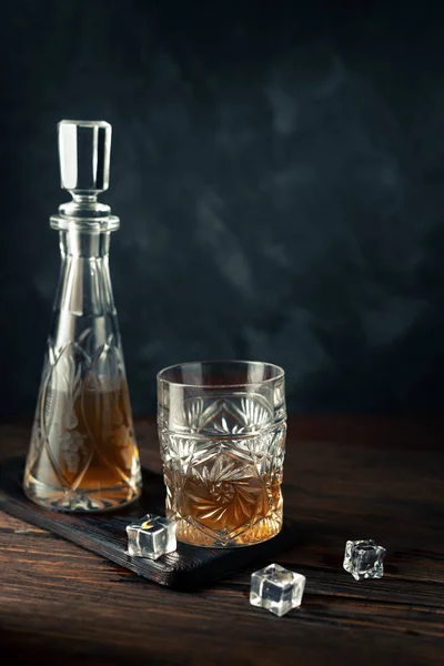 Whisky im Glas mit Eis — Stockfoto
