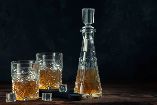 Whisky în sticlă cu gheață — Fotografie, imagine de stoc