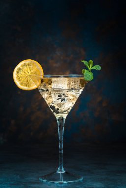 Siyah arka planda martini bardağında mojito kokteyli.