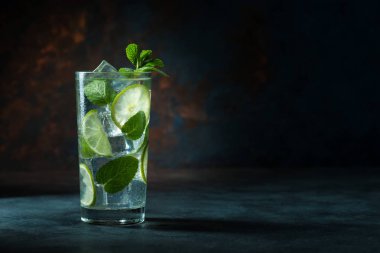 Mojito kokteyl siyah arka plan ile limon ve nane ile kopya alanı