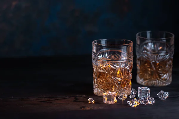 Whisky im Glas mit Eis — Stockfoto