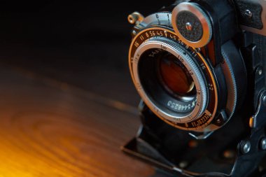 Ahşap masada eski model bir kamera. Sinema stili.