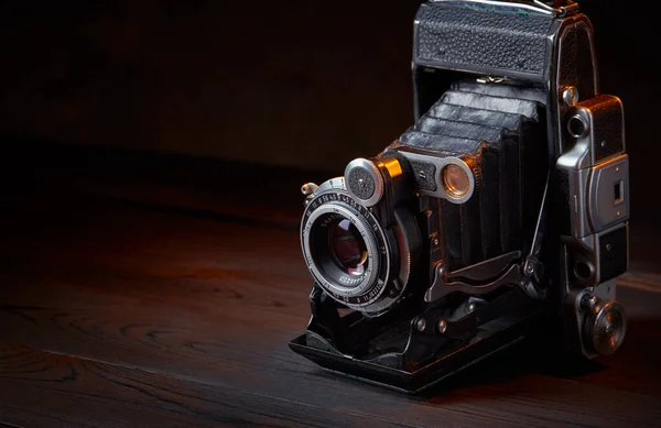 Antigua cámara vintage en la mesa de madera. Estilo cinematográfico . —  Fotos de Stock