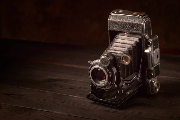 Vieille caméra vintage sur la table en bois. Style cinématographique . — Photo