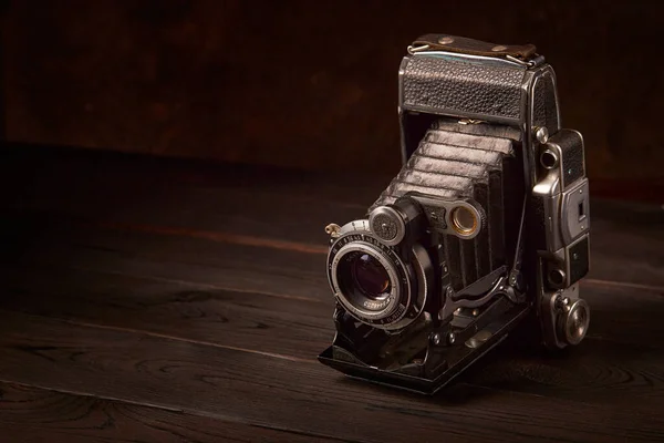 Antigua cámara vintage en la mesa de madera. Estilo cinematográfico . —  Fotos de Stock