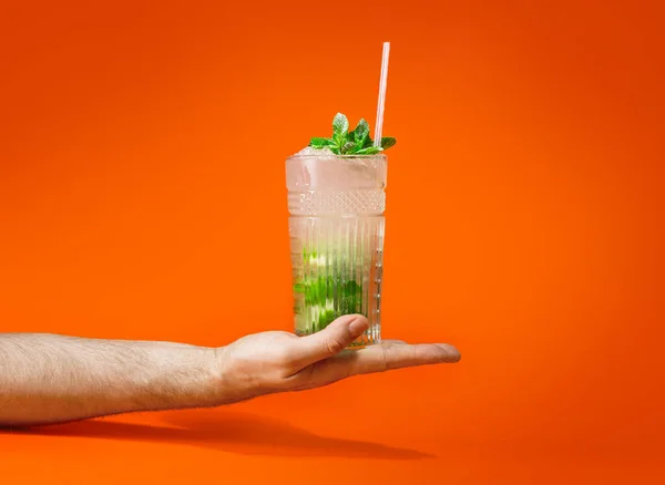 Primer Plano Mano Hombre Sosteniendo Vaso Cóctel Mojito Tropical Sobre — Foto de Stock