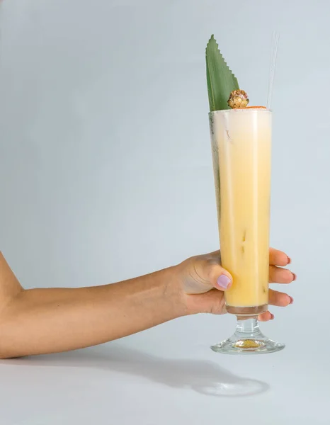 紧紧地握住一个女人的手 手里拿着一杯白色背景的热带Pina可乐鸡尾酒 还有复制的空间 暑假的概念 — 图库照片