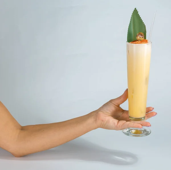 紧紧地握住一个女人的手 手里拿着一杯白色背景的热带Pina可乐鸡尾酒 还有复制的空间 暑假的概念 — 图库照片