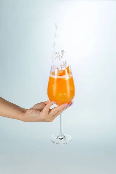 Nahaufnahme Einer Hand Die Ein Glas Singapur Cocktail Auf Weißem — Stockfoto