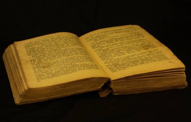 Siyah arkaplan üzerine eski bir kitap