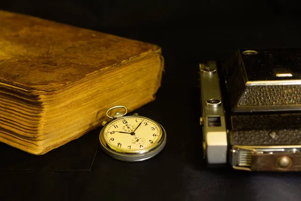 Παλιά Φωτογραφική Μηχανή Και Παλιό Ρολόι Τσέπης Παλιό Βιβλίο — Φωτογραφία Αρχείου