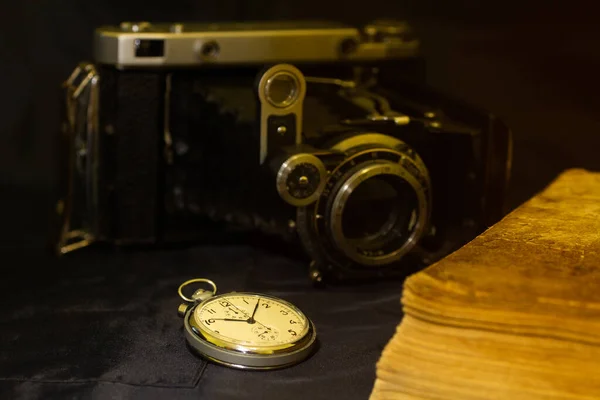 Old Camera Old Pocket Watchold Lens Old Book — Stock Photo, Image