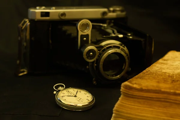 Old Camera Old Pocket Watchold Lens Old Book — Stock Photo, Image