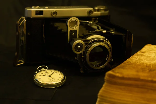 Old Camera Old Pocket Watchold Lens Old Book — Stock Photo, Image