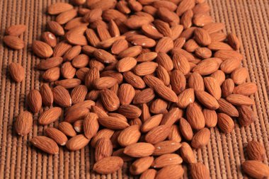 Tahta arka planda badem fıstığı, yakın plan -