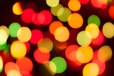 Karanlık arka planda parlayan renkli noel ışıkları