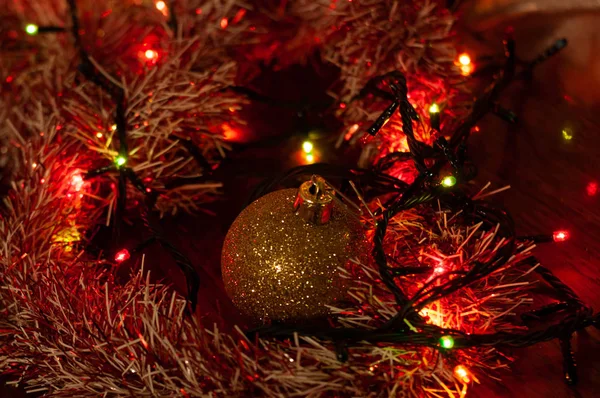 Selectieve Focus Van Gouden Glanzende Kerstbal Buurt Van Veelkleurige Wazig — Stockfoto