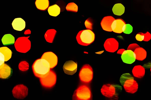 Εστιασμένη Λαμπερό Γεωμετρικό Σχήμα Λαμπερά Πολύχρωμα Χριστουγεννιάτικα Φώτα Αντανακλάσεις Μαύρο — Φωτογραφία Αρχείου