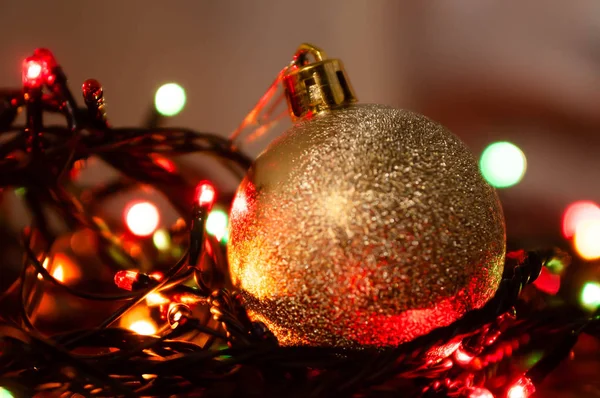 Zachte Focus Van Gouden Bal Buurt Van Wazig Kerstlicht Donkere — Stockfoto