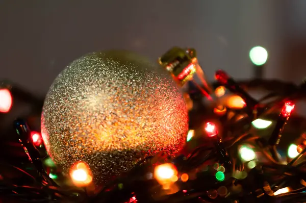 Selectieve Focus Van Gouden Glanzende Bal Verlicht Met Wazig Kerstlicht — Stockfoto
