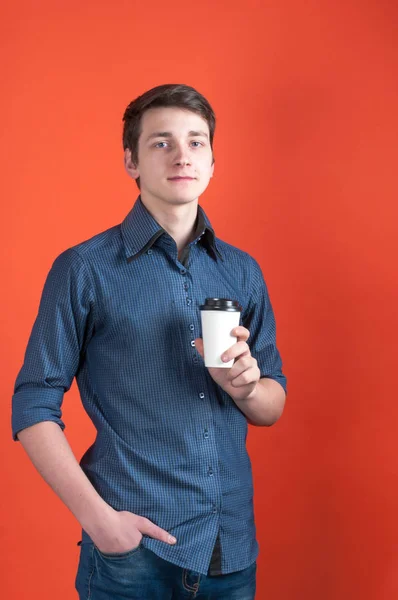 Красивый Молодой Человек Голубой Рубашке Рукавами Кофе Бумажной Чашке Держа — стоковое фото