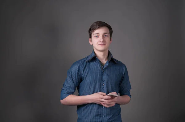 Gut Aussehender Junger Mann Blauem Hemd Mit Hochgekrempelten Ärmeln Lächelnd — Stockfoto
