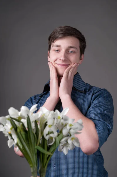 Foco Seletivo Belo Homem Sorrindo Surpreso Jovem Com Cabelos Escuros — Fotografia de Stock