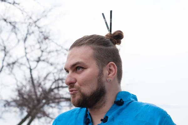 Retrato Hansome Barbudo Homem Com Coque Cabelo Com Paus Compõem — Fotografia de Stock