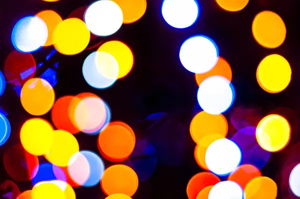 Close Της Εστιασμένη Πολύχρωμα Λαμπερά Χριστουγεννιάτικα Φώτα Σκούρο Φόντο Bokeh — Φωτογραφία Αρχείου