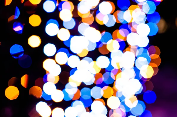 Θολή Εστιασμένη Πολύχρωμα Λαμπερά Χριστουγεννιάτικα Φώτα Σκούρο Φόντο Bokeh Αποτέλεσμα — Φωτογραφία Αρχείου