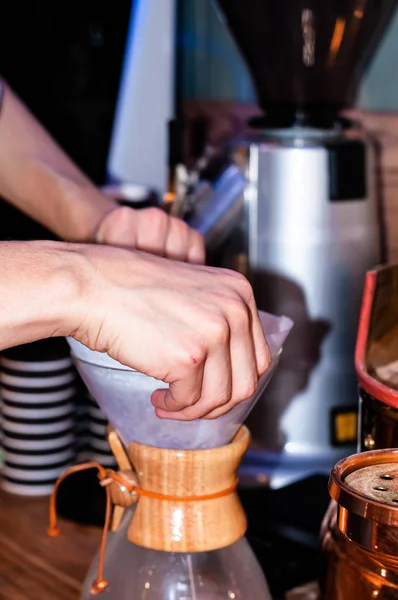 Vue Recadrée Barista Insérant Filtre Papier Blanc Dans Une Fiole — Photo