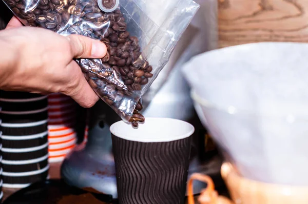 Foyer Doux Des Mains Barista Verser Des Grains Café Brun — Photo