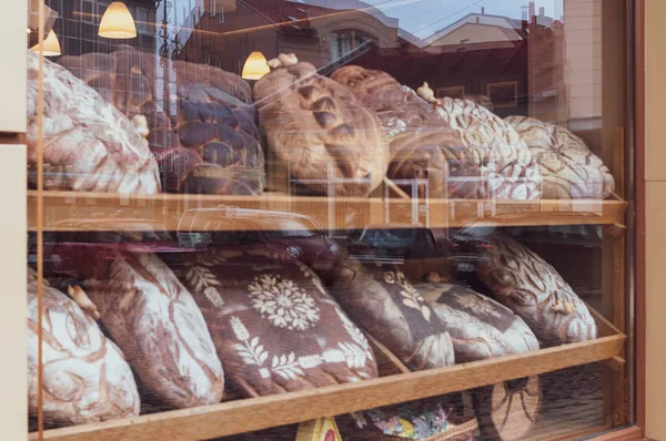 Selective Focus Tasty Crust Loaves Bread Decorated Flour Glass Showcase — Stock Photo, Image