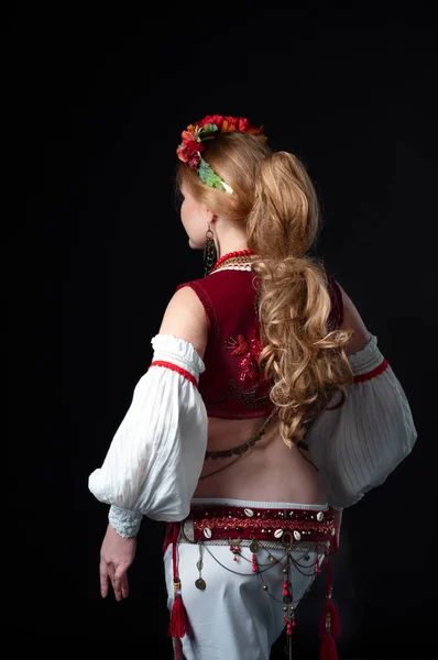 Widok Tyłu Kobieta Długim Usłyszeć Tradycyjnym Stroju Taniec Brzucha Słowiańskim — Zdjęcie stockowe