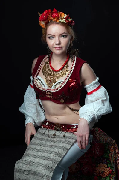 Mulher Traje Eslavo Tradicional Popular Oriental Para Dança Com Circlet — Fotografia de Stock