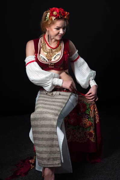 Beautiful Woman Traditional Folk Eastern Slavic Costume Dance Circlet Flowers — 스톡 사진