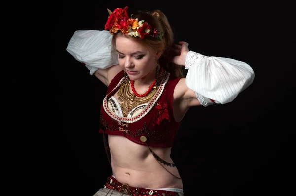 Attractive Woman Dance Costume Slavic Style Circlet Flowers Vest Sleeves — 스톡 사진